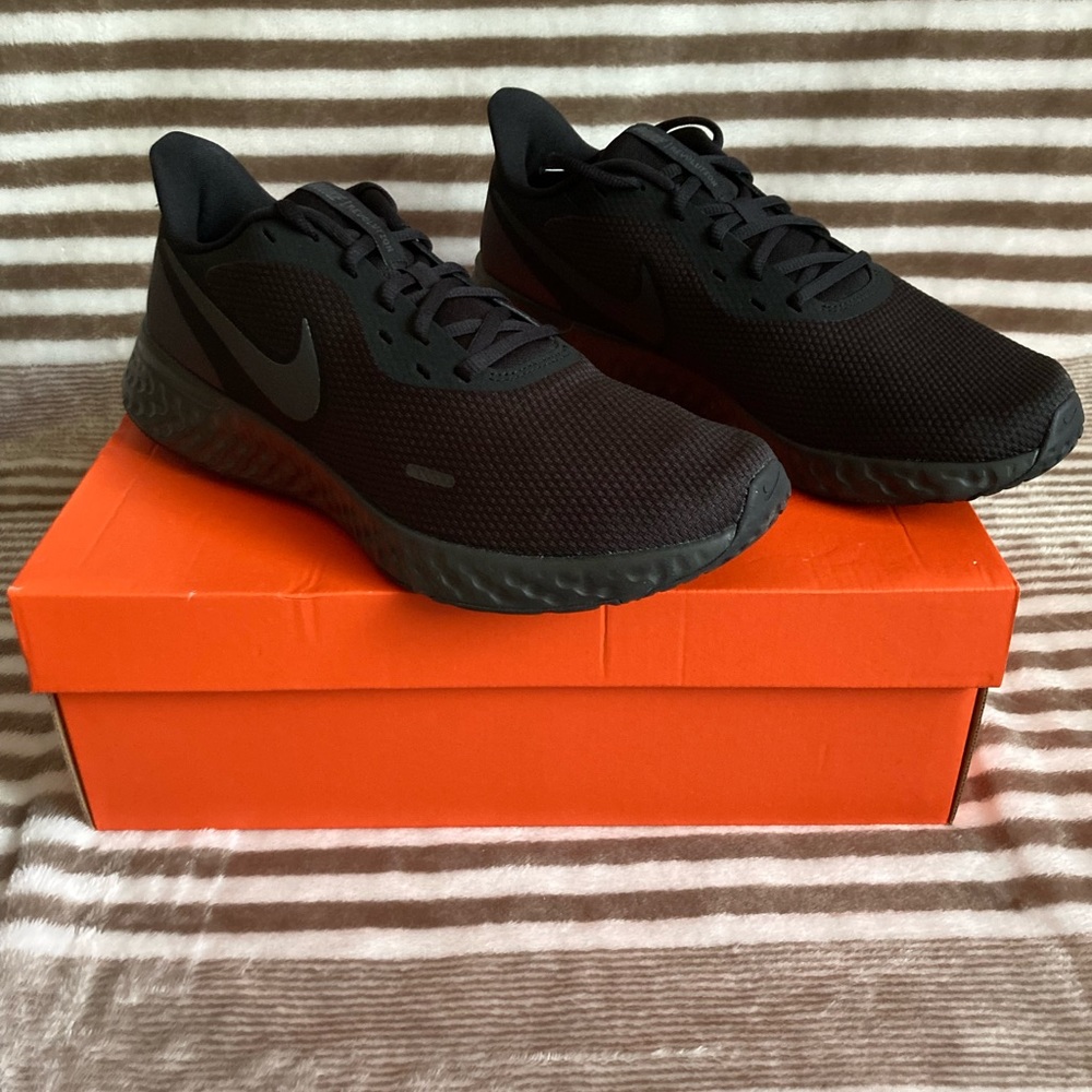 Nike Revolution 5